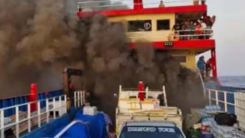 थाईलैंड: यात्रियों से भरी बोट में अचानक लगी आग, कर्मचारियों ने 100 से अधिक यात्रियों को सुरक्षित बचाया