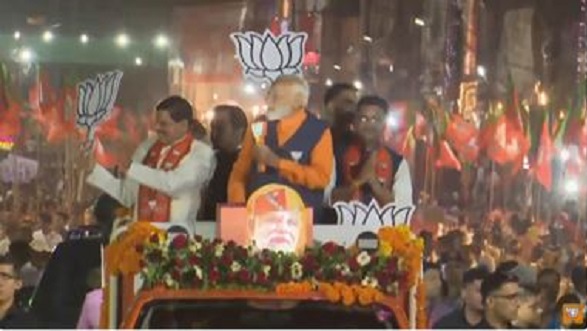 जबलपुर में रोड शो: प्रधानमंत्री मोदी की एक झलक पाने उमड़ा जनसैलाब, खुली जीप में सवार होकर एक किलोमीटर चले