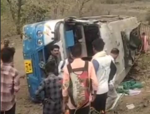 MP: डिंडौरी के मूसर घाट पर अनियंत्रित होकर यात्री बस पलटी, 34 यात्री घायल, गंभीर को जबलपुर रेफर किया