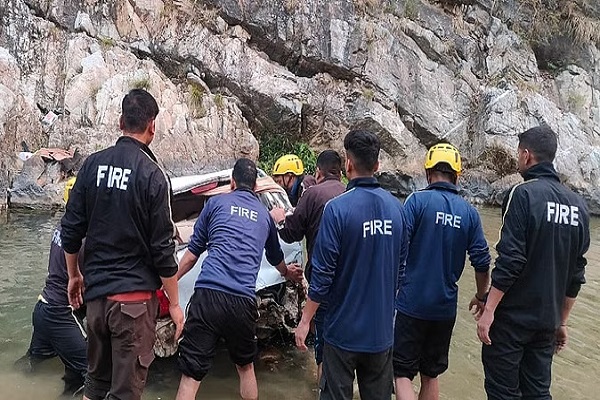 उत्तराखंड में हादसा: तेज रफ्तार कार अनियंत्रित होकर नदी में गिरी, दो सगे भाइयों समेत चार की मौत