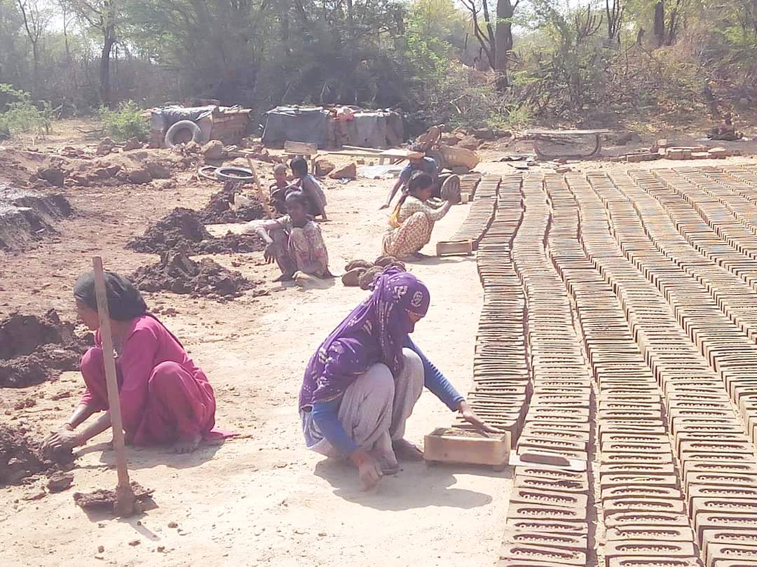 बंधुआ मजदूरी का जीवन जीने को मजबूर हैं ईंट भट्ठा मजदूर