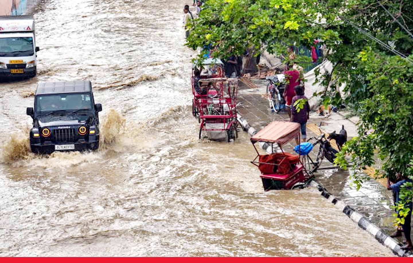 जम्मू-कश्मीर: बारिश ने मचाई तबाही, कई इलाकों में बाढ़ जैसे हालात, पानी में बह गईं गाड़ियां