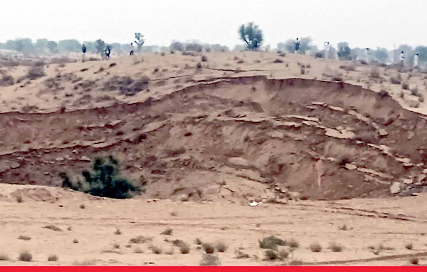 राजस्थान: बीकानेर के लूणकरणसर इलाके में एक खेत में करीब एक बीघा जमीन धंस गई