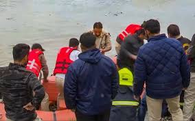श्रीनगर : स्कूली बच्चों और यात्रियों को ले जा रही नाव झेलम नदी में पलटी, 12 को बचाया, 4 की मौत