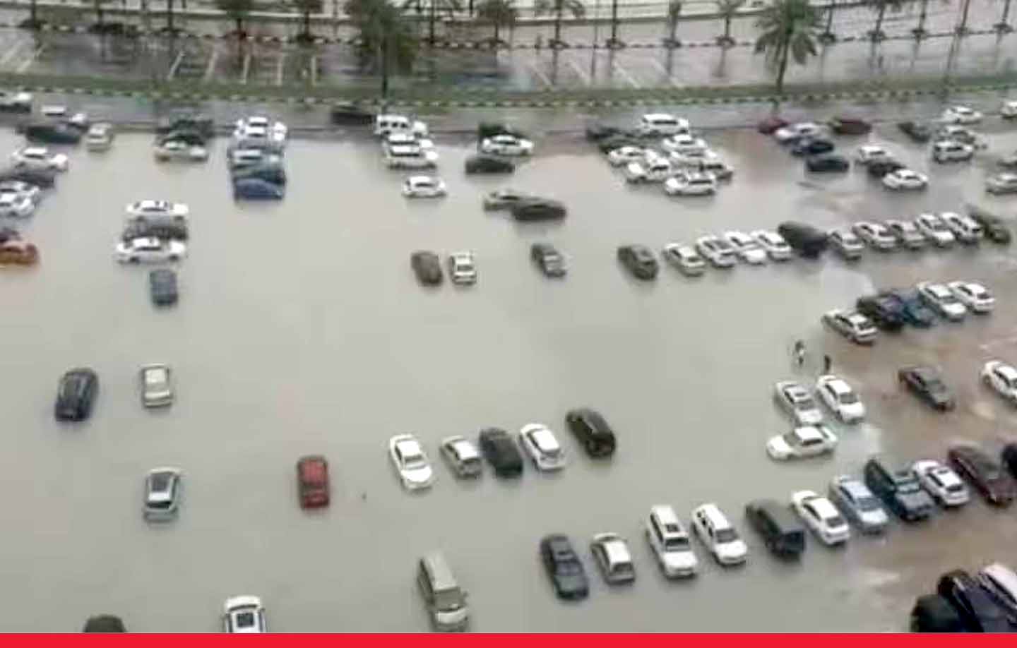 दुबई में बारिश से बाढ़ जैसे हालात, एयरपोर्ट, मेट्रो स्‍टेशनों समेत घरों में घुसा पानी