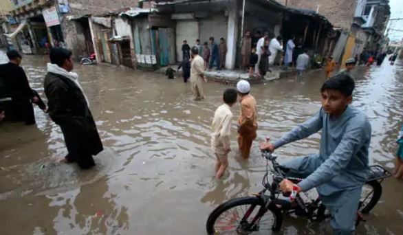 पाकिस्तान सहित पांच खाड़ी देशों में भारी बारिश, 69 की मौत, दुबई में भारत की 28 उड़ाने रद्द, खैबरपख्तून-बलूचिस्तान में इमरजेंसी