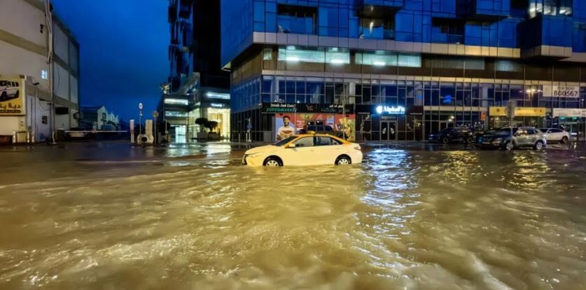 UAE में बारिश ने 75 साल का रिकॉर्ड तोड़ा, भारतीय दूतावास का हेल्पलाइन नंबर जारी, पाकिस्तान-अफगानिस्तान में 135 लोगों की मौत