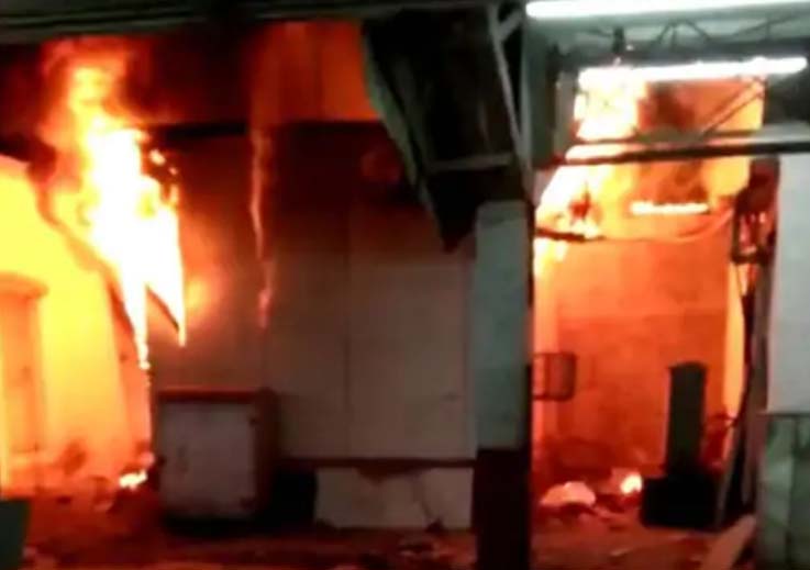 रुठियाई रेलवे स्टेशन पर लगी आग, स्टेशन पर कंट्रोल रूम से भड़की आग अन्य कमरों तक फैली