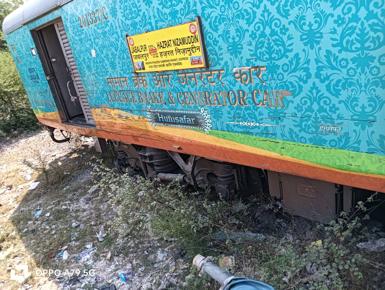 जबलपुर में संपर्क क्रांति एक्सप्रेस शंटिंग के दौरान दुर्घटनाग्रस्त, इंजन का पेंटो भी हुआ क्षतिग्रस्त