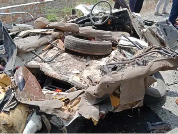 राजस्थान: पुलिस जीप पर ट्रेलर पलटा, 3 कॉन्स्टेबल की मौत, पत्थरों के नीचे दबने से गाड़ी चकनाचूर