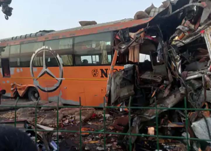 यूपी के कन्नौज में हादसा: 40 यात्रियों से भरी बस की टक्कर, 4 की मौत, 36 घायल