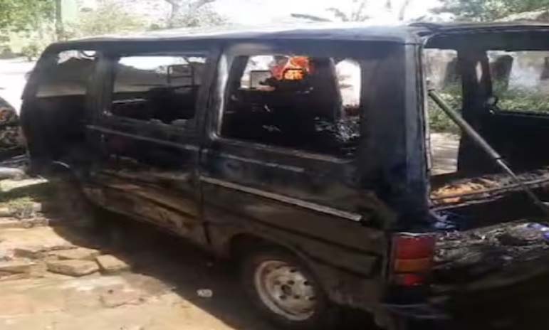 बिहार के छपरा में स्कूल वैन में लगी आग, ड्राइवर भाग गया, 6 से अधिक बच्चे गंभीर रूप से झुलसे