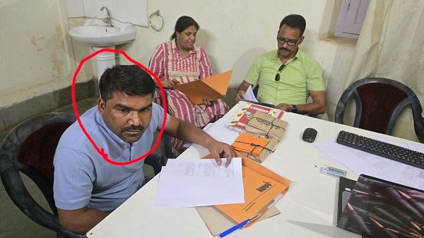 ग्रामीण यांत्रिकी विभाग के सब इंजीनियर को 30 हजार रुपए की रिश्वत लेते लोकायुक्त टीम ने पकड़ा
