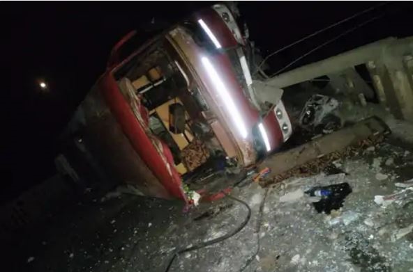 बारातियों से भरी बस पुल पर पलटी, 20 घायल, जबलपुर-मंडला रोड पर दुर्घटना