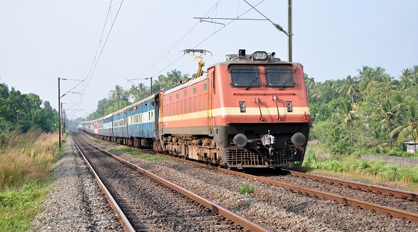 नर्मदापुरम: रेलवे ट्रैक पर ओएचई केबल टूटी, जबलपुर-इटारसी का अप ट्रैक बंद