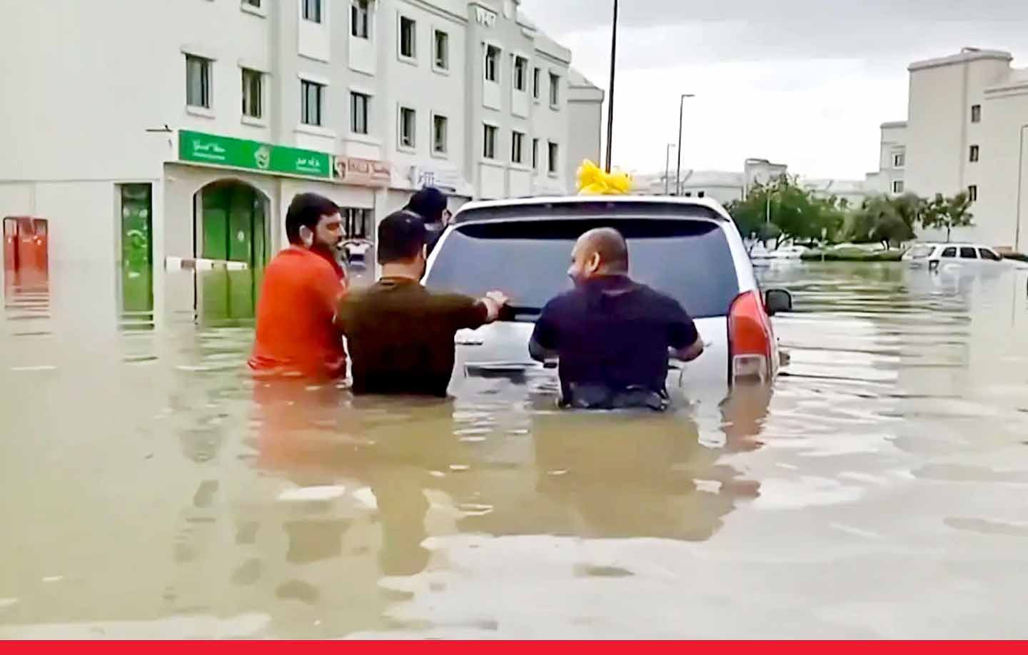 UAE में बारिश ने फिर बरपाया कहरः स्कूल-दफ्तर बंद, फ्लाइट्स रद्द