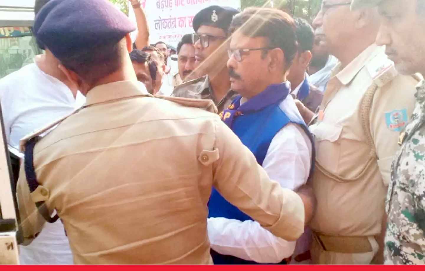 झारखंड: चतरा में नामांकन भरने पहुंचे बीएसपी के कैंडिडेट को पुलिस ने किया गिरफ्तार