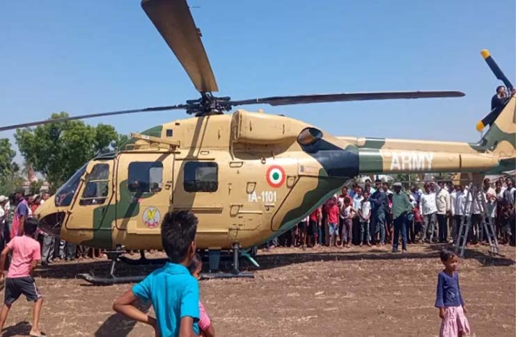 महाराष्ट्र: सेना के हेलीकॉप्टर की खेत में इमरजेंसी लैंडिंग, बाल-बाल बचे 4 जवान, देखने के लिए उमड़ी भीड़