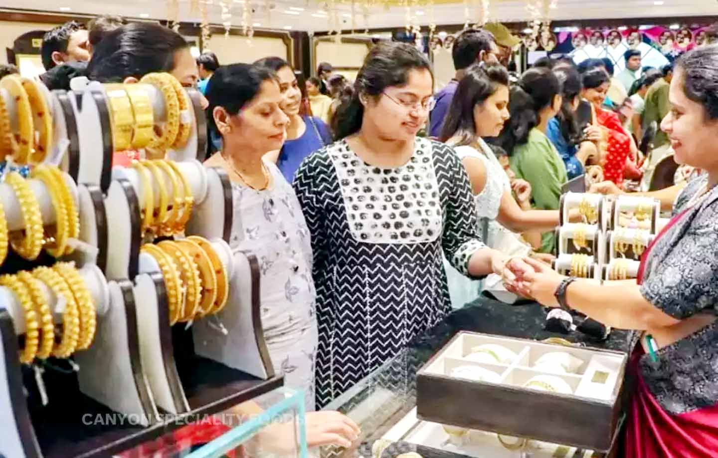 अक्षय तृतीया पर रिकॉर्ड बिक्री: सोने में 1 हजार और चांदी में 2 हजार रुपए का उछाल