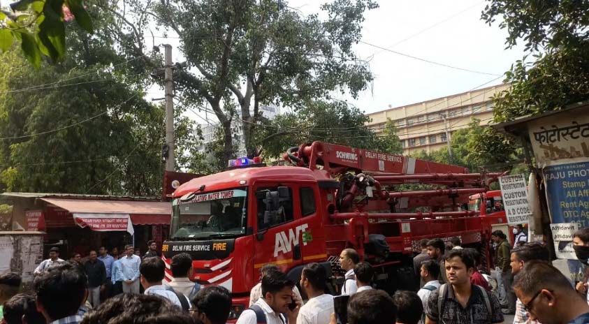 दिल्ली के इनकम टैक्स ऑफिस में लगी भीषण आग, खिड़कियों से कूदे कर्मचारी, 21 गाडिय़ां मौके पर पहुंची