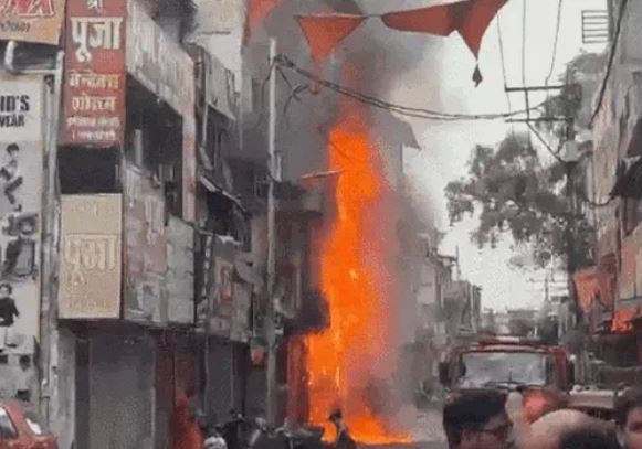 JABALPUR: गंजीपुरा बाजार में भीषण आग, तीन दुकाने, तीन मकान जलकर खाक, आग बुझाने पहुंची 25 फायर ब्रिगेड