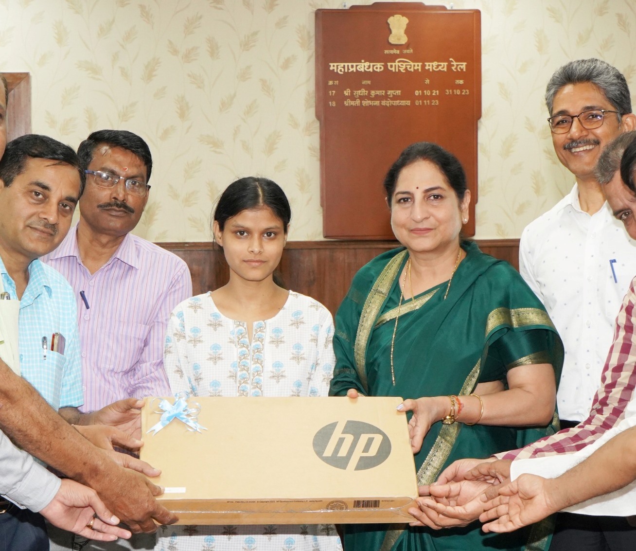 जबलपुर: रेलवे महाप्रबंधक ने मेधावी छात्रा को लैपटॉप देकर प्रोत्साहित किया
