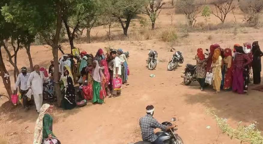 राजस्थान: पानी के लिए खोद रहे थे तालाब, अचानक गिरा मिट्टी का टीला, 11 लोग दबे, बचाव कार्य जारी