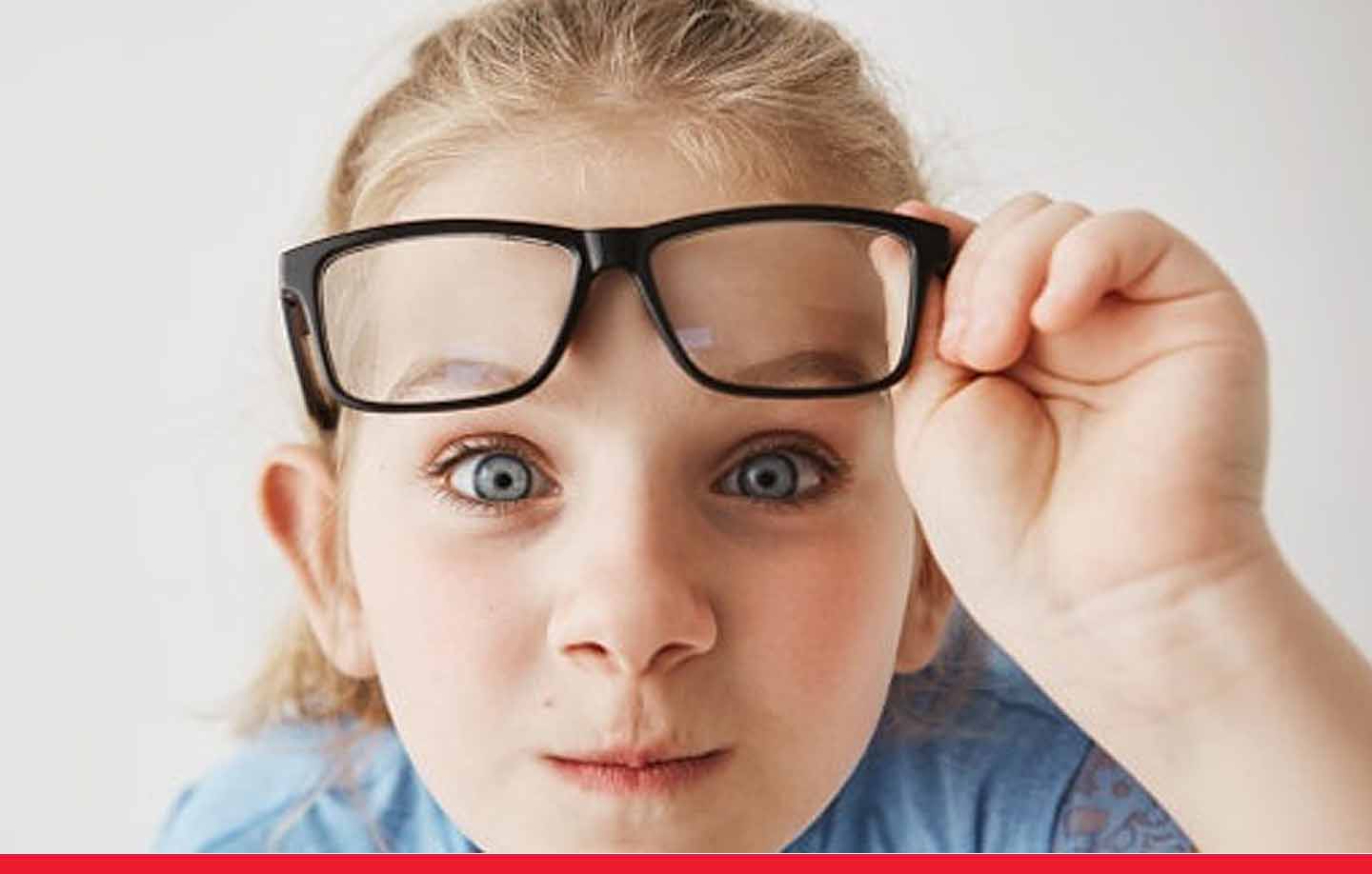 आपके बच्‍चे को है चश्‍मे की जरूरत? 6 संकेतों से करें पता