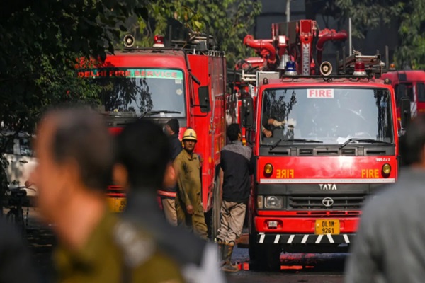 दिल्ली : फूड फैक्ट्री में लगी भीषण आग, 3 लोगों की जिंदा जलकर मौत, 6 झुलसे, हालत गंभीर