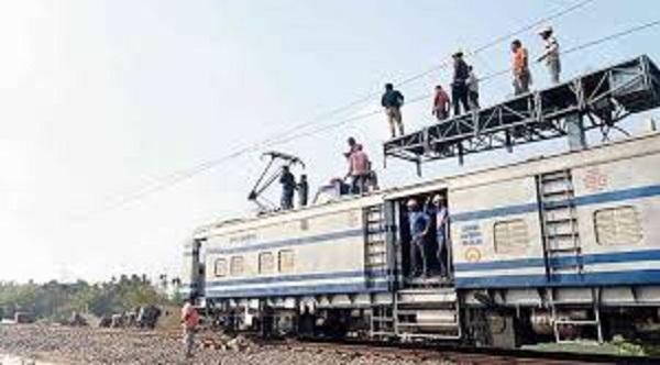 आंधी-तूफान से रेलवे की बिजली लाइन टूटी, जबलपुर-कटनी के बीच रेल यातायात कई घंटों से बाधित, ट्रेनों के पहिये थमे