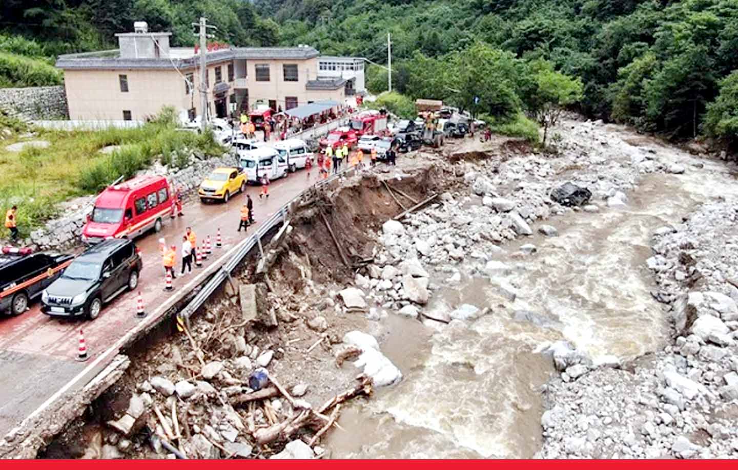 चीन: बाढ़ और भूस्खलन ने मचाई तबाही, अब तक 47 लोगों की मौत