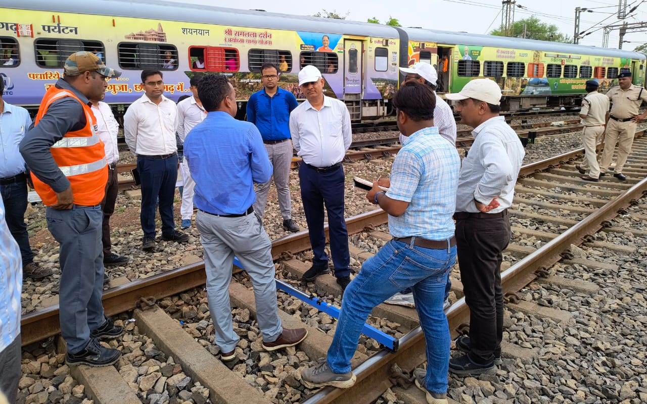 जबलपुर मंडल का रेल संरक्षण पर मुख्य फोकस, DRM ने रेलवे ट्रैक का किया सूक्ष्म निरीक्षण, दिये ये निर्देश