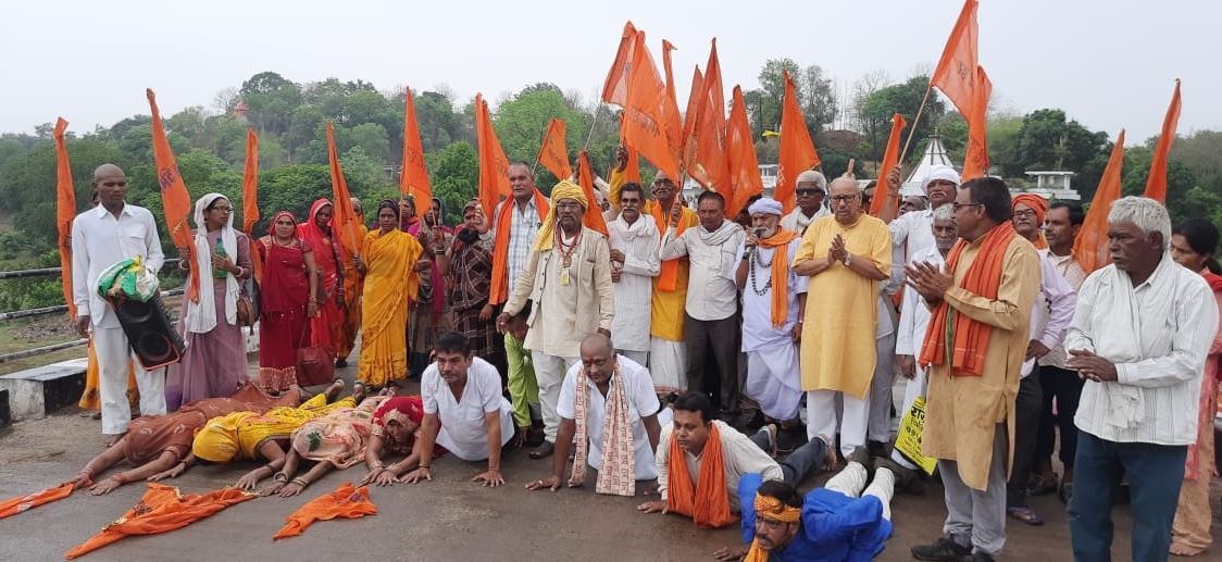 JABALPUR: दंडवत करती निकली नर्मदा पंचकोशी परिक्रमा, नर्मदे हर से गूजा क्षेत्र