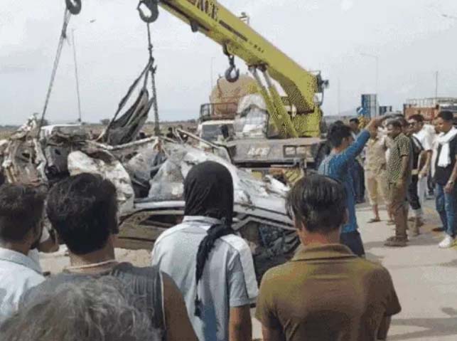 MP: सतना-उचेहरा हाईवे कार पर पलटा सरिया से भरा ट्रक, UP के 3 लोगों की मौत, बाल-बाल बची एक मासूम