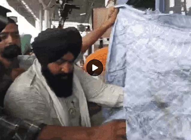 Punjab: किसानों ने राज्य का सबसे महंगा टोल प्लाजा किया बंद, किसानों ने केबिनों को पल्लियों से ढका