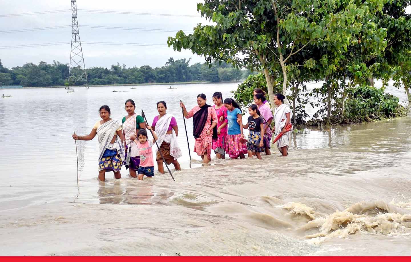 असम में बाढ़ की स्थिति गंभीर, 11.5 लाख से अधिक लोग अपने घर छोड़ने को मजबूर 