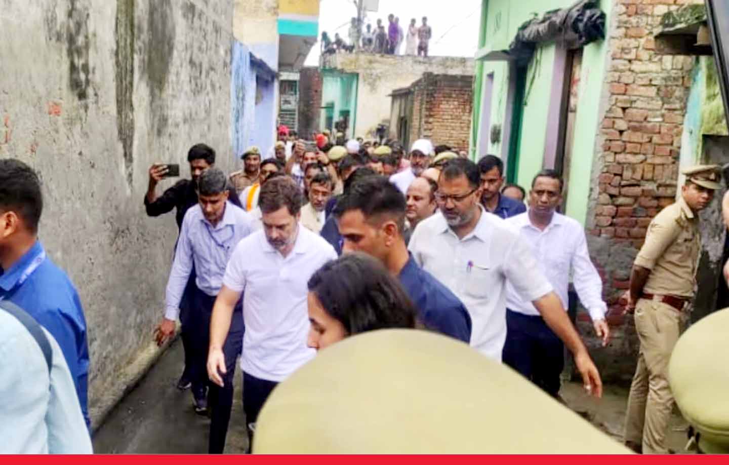 हाथरस में पीड़ितों के घर पहुंचे कांग्रेस नेता राहुल गांधी, पीड़ित परिवारों से की मुलाकात