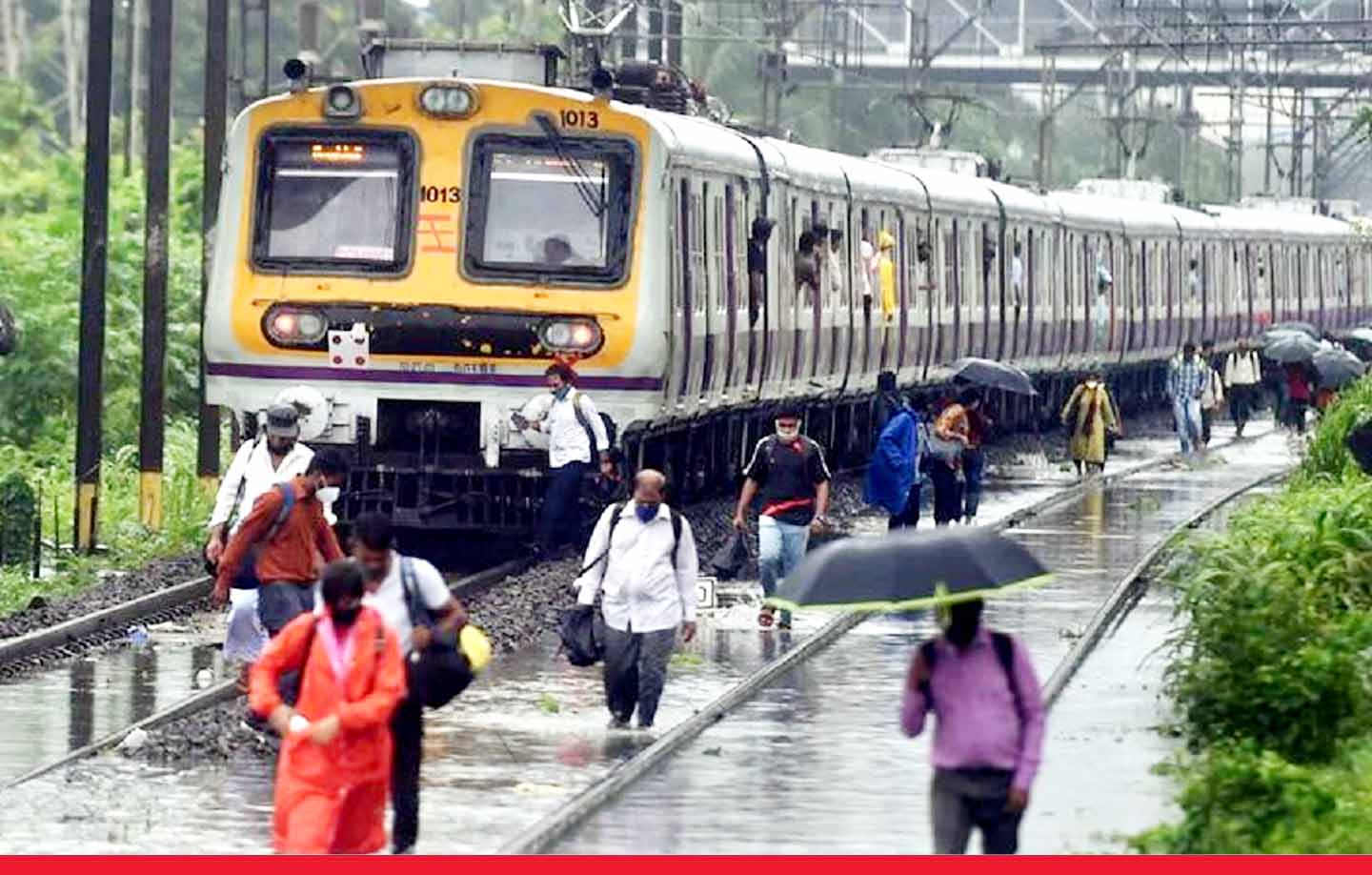 मुंबई में भारी बारिश से लोकल ट्रेनों की थमी रफ्तार, ट्रैकों पर भरा पानी, सड़कें भी जलमग्न