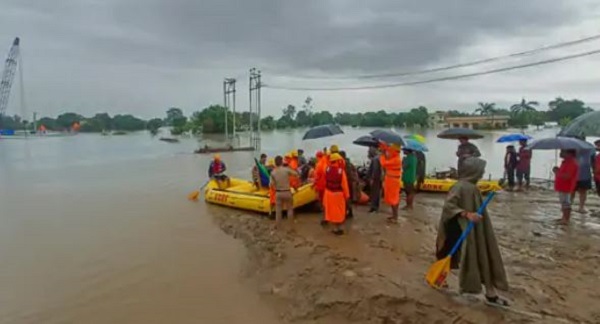 महाराष्ट्र में भारी बारिश का अलर्ट, स्कूल-कालेज बंद, परीक्षाएं टली, बद्रीनाथ हाइवे पर गिरा पहाड़, असम में बाढ़ से अब तक 85 मौतें