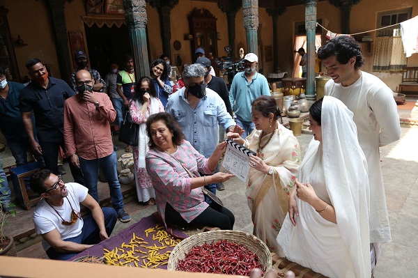 जुनैद खान और निर्देशक को प्रोत्साहित करने के लिए आमिर खान सिद्धार्थ पी मल्होत्रा के 