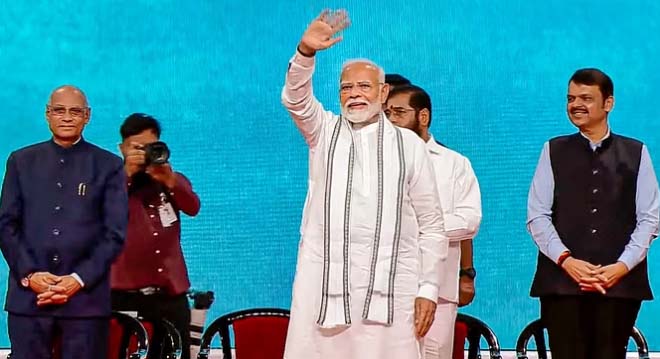 पीएम नरेंद्र मोदी मुंबई पहुंचे, 29400 करोड़ की अलग-अलग परियोजनाओं का किया शिलान्यास