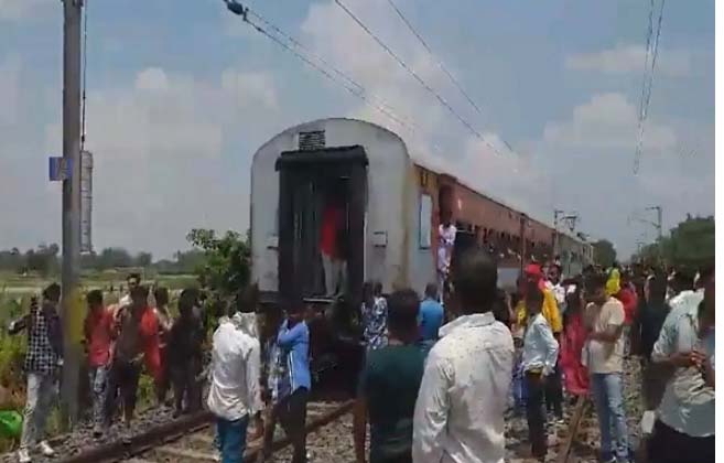 बिहार संपर्क क्रांति एक्सप्रेस दो हिस्सों में बंटी, डिब्बों से अलग हुआ इंजन, बड़ा रेल हादसा टला