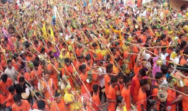 JABALPUR: संस्कार कांवड़ यात्रा में उमड़ा शिवभक्तों का सैलाब, गौरीघाट से पैदल पहुंचे कैलाशधाम, क्षत्रिय महासभा ने किया भव्य स्वागत