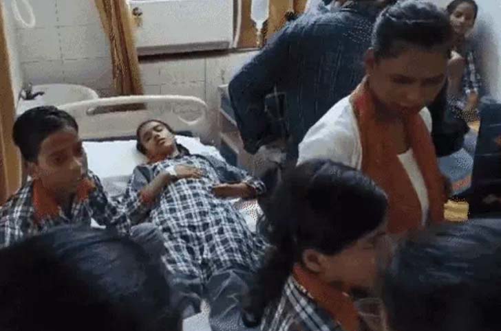 यूपी : एटा के सेंट्रल स्कूवल में 27 बच्चे बेहोश, दो बार पीटी करने के बाद एक-एक कर गिरने लगे