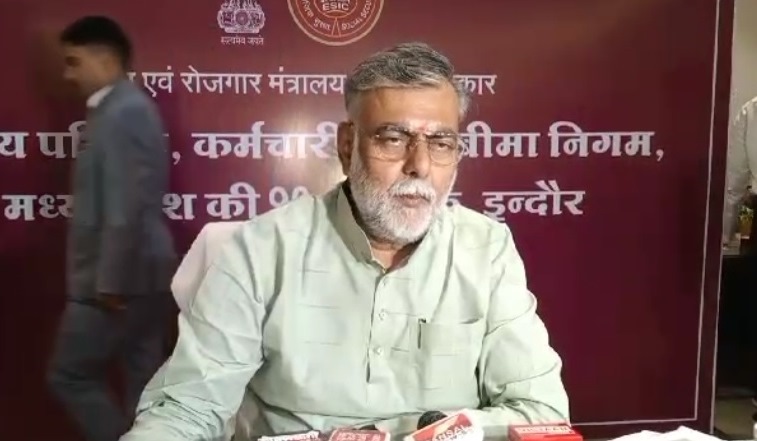 MP: कैबिनेट मंत्री प्रहलाद पटेल अधिकारियों पर भड़के, क्या मजाक बनाकर रखा है, हम भी केन्द्र सरकार में रहकर आए है ज्ञान मत दो हमको..!