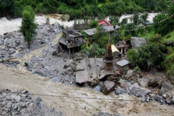 जम्मू-कश्मीर में बादल फटा, मची तबाही, तेज बहाव में बह गए लोगों के घर और वाहन, श्रीनगर-लेह हाईवे बंद