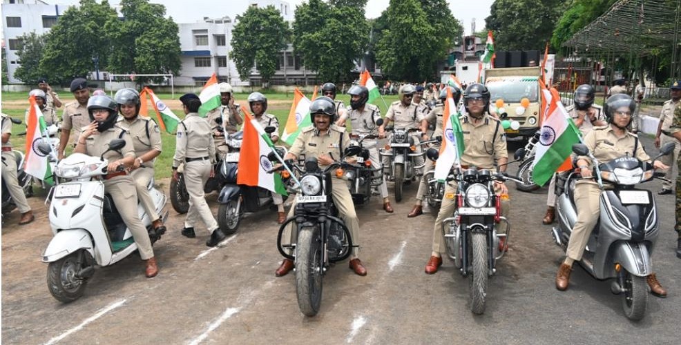 JABALPUR: हर घर तिरंगा अभियान, आईजी, एसपी से लेकर आरक्षकों ने निकाली तिरंगा यात्रा, लोगों को किया जागरुक