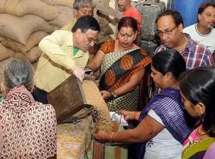 गुजरात सरकार जन्माष्टमी पर बीपीएल और अंत्योदय परिवारों को 100 रुपए लीटर तेल और 15 किलो चीनी देगी