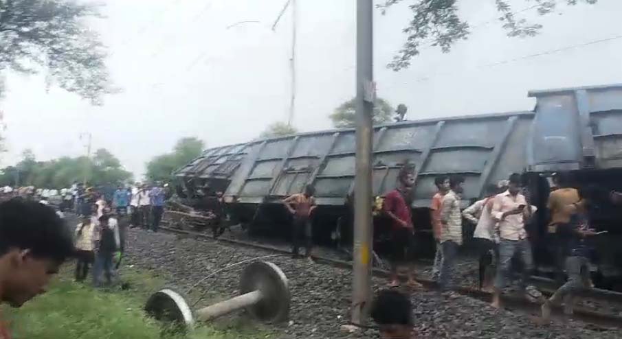 मालगाड़ी Derailed के चलते रेल यातायात प्रभावित, गोंडवाना दयोदया सहित कई गाड़ियां डायवर्ट