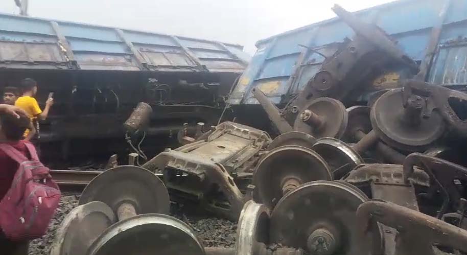 Rail Accident: कटनी-दमोह रेलखंड में दमोह के पास मालगाड़ी के 8 डिब्बे पटरी पर गिरे, यातायात रुका, देखें वीडियो